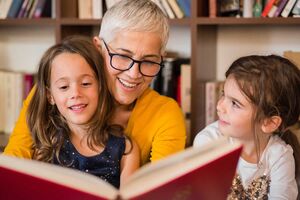 Kinderbetreuung mit Leihomas in Dresden - © iStock.com/RgStudio